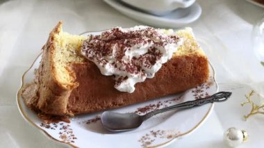 Geleneksel İtalyan kremalı Pandoro dilimi. Noel ve Yeni Yıl gelenekleri. Tatil sezonu. 