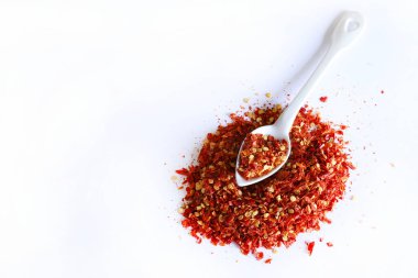 Kurutulmuş kırmızı biber beyaz arka planda izole edilmiş. Tam üstte. Boşluğu kopyala.