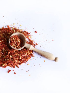 Kurutulmuş kırmızı biber beyaz arka planda izole edilmiş. Tam üstte. Boşluğu kopyala.