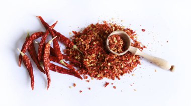 Kurutulmuş kırmızı biber ve kurutulmuş kırmızı biber beyaz arka planda izole edilmiş. Tam üstte.