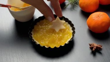 Noel pastanesi. Noel tatlısını hazırlayan kadın. Noel ve Yeni Yıl gelenekleri. Tam üstte.