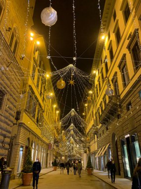 İtalya, Floransa, Aralık 2020. İtalya, Floransa 'nın merkezinde Noel ışıkları süslemeleri.