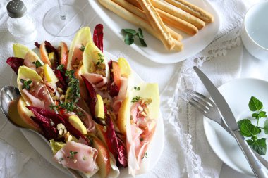 Prosciutto, ceviz, elma, kırmızı radicchio, bal ve limonlu taze kekik yapraklı hindiba salatası. Belçika hindiba salatası. Sağlıklı gıda konsepti. Tam üstte.