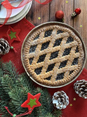 Ahşap arka planda böğürtlen reçelli ev yapımı Noel turtası. Linzer turtası, Avusturya tatlısı. Tatil sezonu.