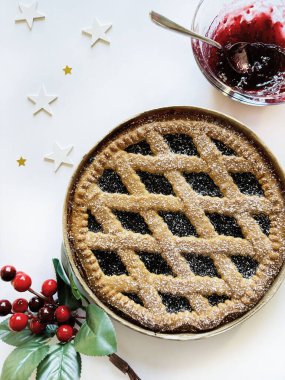 Beyaz arka planda böğürtlen reçelli ev yapımı Noel turtası. Linzer turtası, Avusturya tatlısı. Tatil sezonu. Tam üstte.