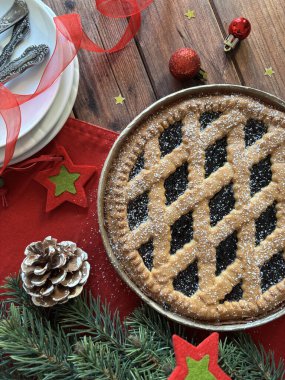 Ahşap arka planda böğürtlen reçelli ev yapımı Noel turtası. Linzer turtası, Avusturya tatlısı. Tatil sezonu.