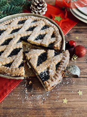 Ahşap arka planda böğürtlen reçelli ev yapımı Noel turtası. Linzer turtası, Avusturya tatlısı. Tatil sezonu.