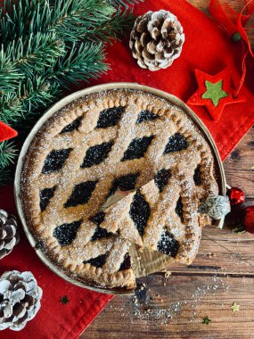 Ahşap arka planda böğürtlen reçelli ev yapımı Noel turtası. Linzer turtası, Avusturya tatlısı. Tatil sezonu.