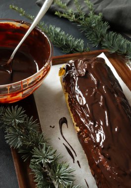 Buche de Noel. Geleneksel Noel tatlısı. Noel pastasını çikolatalı ve kremalı hazırlıyorum. Tatil sezonu. Tam üstte.