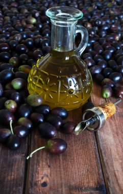 Köy ahşap bir masada taze zeytin ve zeytin yağı. Lezzetli ve sağlıklı yiyecekler. Akdeniz yemekleri.