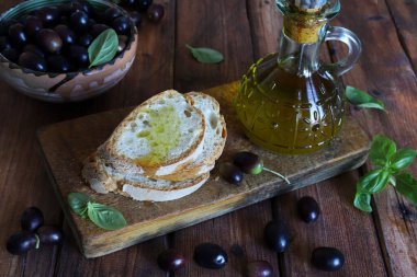 İtalyan ekmeği zeytinyağı ve kırsal ahşap bir masada taze zeytin. Lezzetli ve sağlıklı yiyecekler. Aperatif. Uzayı kopyala Tam üstte.