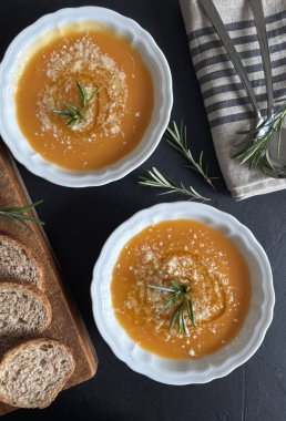 Balkabağı çorbası. Biberiyeyle süslenmiş patatesli ev yapımı balkabağı kreması. Sağlıklı ve vejetaryen yemekleri. Tam üstte.