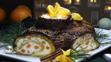 Buche de Noel. Geleneksel Noel tatlısı. Ev yapımı Noel pastası, portakal kremalı ve çikolatalı. Noel süsleri. Tatil sezonu.