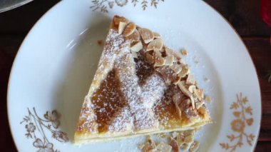 Ahşap arka planda böğürtlen reçelli ev yapımı Noel turtası. Linzer turtası, Avusturya tatlısı. Noel süsleri. Tatil sezonu. Tam üstte.