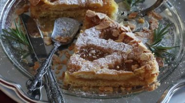 Gri bir tabakta, arka planda reçelli ev yapımı lezzetli bir Noel turtası. Linzer turtası, Avusturya tatlısı. Noel süsleri. Tatil sezonu. Tam üstte.