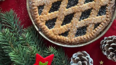 Ahşap arka planda böğürtlen reçelli ev yapımı Noel turtası. Linzer turtası, Avusturya tatlısı. Noel süsleri. Tatil sezonu. Tam üstte.