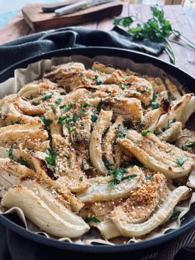 Ev yapımı peynirli rezene rendesi, parmesan peyniri ve maydanozlu ahşap arka planda. Sağlıklı ve vejetaryen yemekleri. Tam üstte.