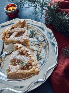 Arka planda reçelli ev yapımı Noel turtası. Linzer turtası, Avusturya tatlısı. Noel süsleri. Tatil sezonu.