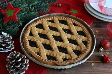Ahşap arka planda böğürtlen reçelli ev yapımı Noel turtası. Linzer turtası, Avusturya tatlısı. Tatil sezonu. Tam üstte.