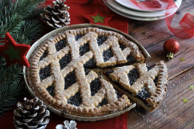 Ahşap arka planda böğürtlen reçelli ev yapımı Noel turtası. Linzer turtası, Avusturya tatlısı. Tatil sezonu. Tam üstte.