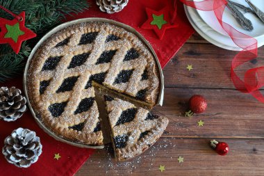 Ahşap arka planda böğürtlen reçelli ev yapımı Noel turtası. Linzer turtası, Avusturya tatlısı. Tatil sezonu. Tam üstte.