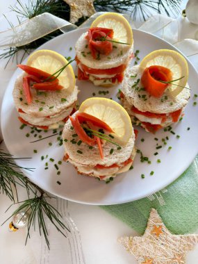 Krem peynirli ve füme somonlu sabunlar. Gurme aperatifleri. Noel süsleri. Noel ve tatil sezonu. 