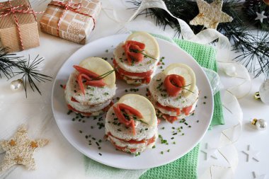 Krem peynirli ve füme somonlu sabunlar. Gurme aperatifleri. Noel süsleri. Noel ve tatil sezonu. 