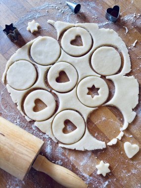 Noel döneminin tipik bisküvilerini kısayol hamur işiyle hazırlamak. Tatil sezonu. Tam üstte.