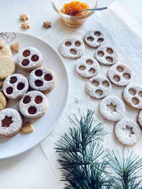 Spitzbuben, Noel döneminin tipik ev yapımı Tirol bisküvileri. Krema şekerli, kısa hamurlu pasta ve reçelli. Tatil sezonu. Tam üstte.