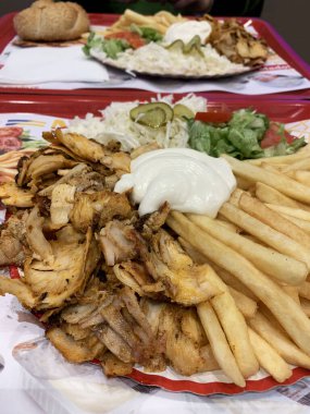 Patates ve salatalı tavuk Shawarma tabağı. Orta Doğu 'da geleneksel sokak yemekleri. Yakın plan..