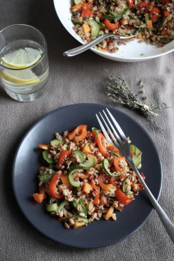 Pişmiş sebzeler, biberler, havuçlar ve patateslerle soğuk mısır gevreği salatası. Sağlıklı ve vejetaryen yemekleri. Tam üstte.
