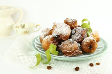 Geleneksel İtalyan karnaval tatlıları. Beyaz arka planda krema serpiştirilmiş sultanlarla ev yapımı karnaval börekleri.. 