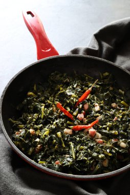 İtalyan yemeği kavramı. Sotelenmiş kara lahana ve pastırma. Kırsal meze. Tam üstte.