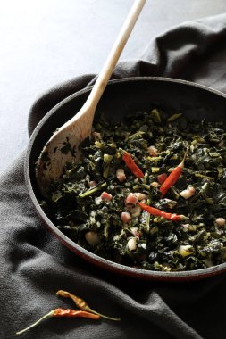 İtalyan yemeği kavramı. Sotelenmiş kara lahana ve pastırma. Kırsal meze. Tam üstte.