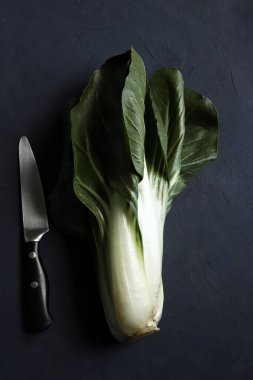 Bir grup organik pazı koyu bir arka planda izole edilmiş. Sağlıklı ve sebze yemeği. Tam üstte.