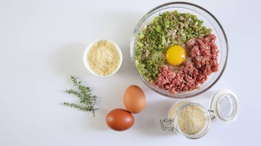 Beyaz arka planda izole edilmiş köfteler. Tam üstte.