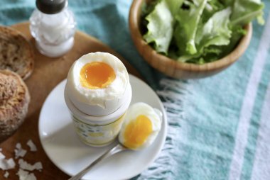 Yumurta ve tostun içinde rafadan yumurta. Sağlıklı yiyecekler. Tam üstte.