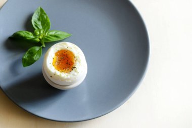 Gri tabakta rafadan yumurta. Sağlıklı yiyecekler. Tam üstte.