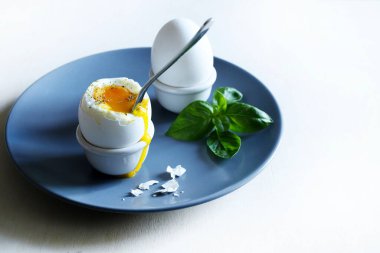 Gri tabakta rafadan yumurta. Sağlıklı yiyecekler. Tam üstte.