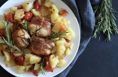 Pastırmalı köfteler ve biberiye fırınlanmış sebzeler (patates, domates, biber). Tam üstte.