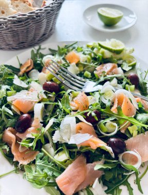 Tabakta füme somon ve roket salatası. Sağlıklı yiyecekler. Tam üstte.