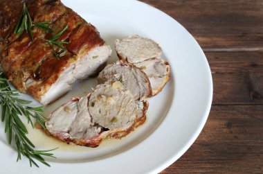 Dilimlenmiş hindi yahnisi manzarası. Beyaz tabakta kızarmış hindi, patates ve ahşap masada biberiye. Boşluğu kopyala.