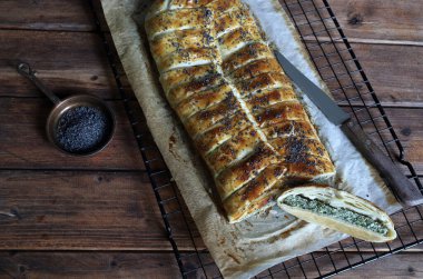 Kırsal ahşap arka planda ricotta peynirli ve ıspanaklı ev yapımı lezzetli turta. Vejetaryen yemeği..