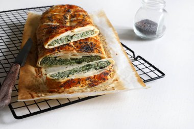 Beyaz ahşap arka planda ricotta peynirli ve ıspanaklı ev yapımı lezzetli turta. Vejetaryen yemeği..