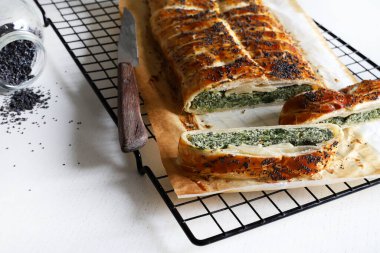 Beyaz ahşap arka planda ricotta peynirli ve ıspanaklı ev yapımı lezzetli turta. Vejetaryen yemeği..