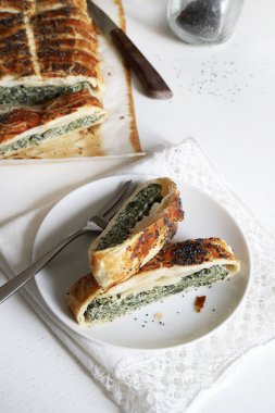 Beyaz ahşap arka planda ricotta peynirli ve ıspanaklı ev yapımı lezzetli turta. Vejetaryen yemeği..