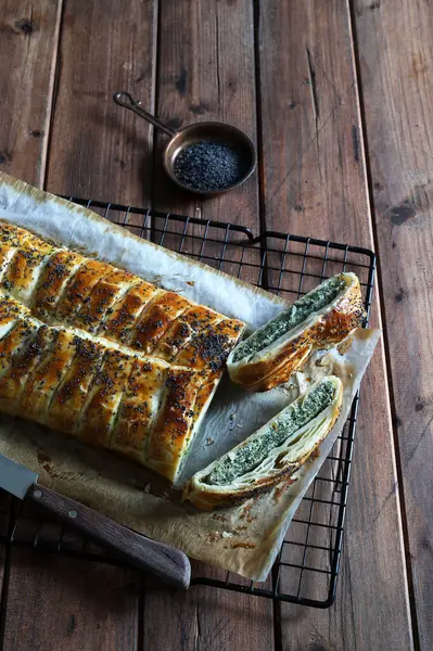 Kırsal ahşap arka planda ricotta peynirli ve ıspanaklı ev yapımı lezzetli turta. Vejetaryen yemeği..