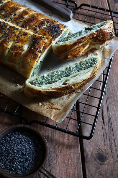 Kırsal ahşap arka planda ricotta peynirli ve ıspanaklı ev yapımı lezzetli turta. Vejetaryen yemeği..