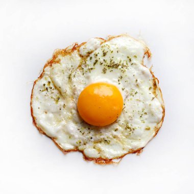 Beyaz arka planda izole edilmiş tek bir sahanda yumurta. Sağlıklı gıda konsepti. Tam üstte.