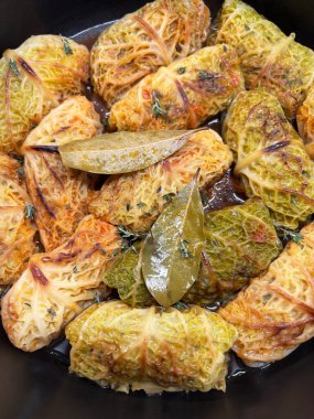 Lahana ruloları doğranmış et, sebze ve pirinçle doldurulmuş. Moldova, Ukrayna, Rusya, Türkiye ve Orta Asya ülkelerinden geleneksel yemek.